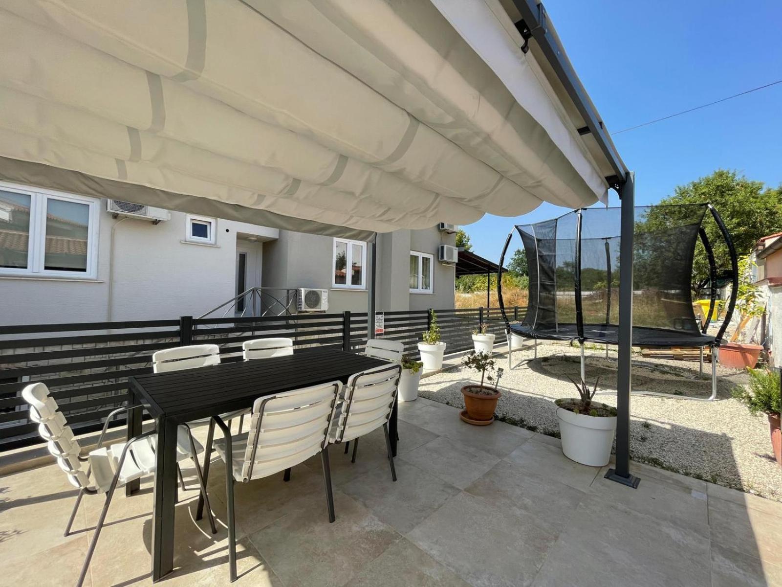 Caramel Comforts With Sea View In Stinjan Only 300 M From The Beach, Free Parking Pola