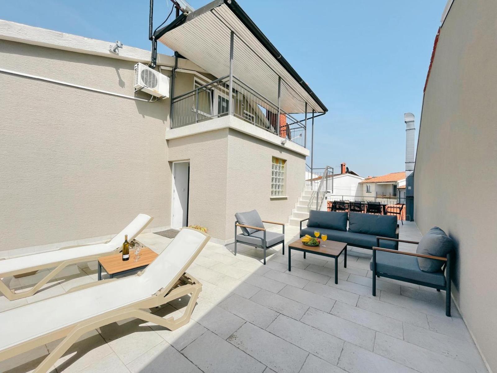 Caramel Comforts With Sea View In Stinjan Only 300 M From The Beach, Free Parking * Pola
