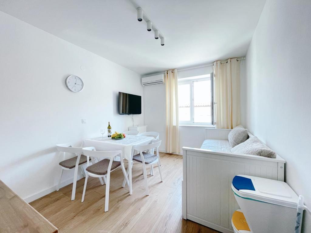 Caramel Comforts With Sea View In Stinjan Only 300 M From The Beach, Free Parking Appartamento
