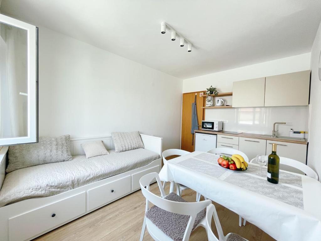Caramel Comforts With Sea View In Stinjan Only 300 M From The Beach, Free Parking Apartamento Pula