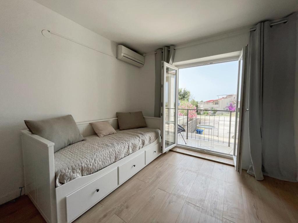 Caramel Comforts With Sea View In Stinjan Only 300 M From The Beach, Free Parking Pola