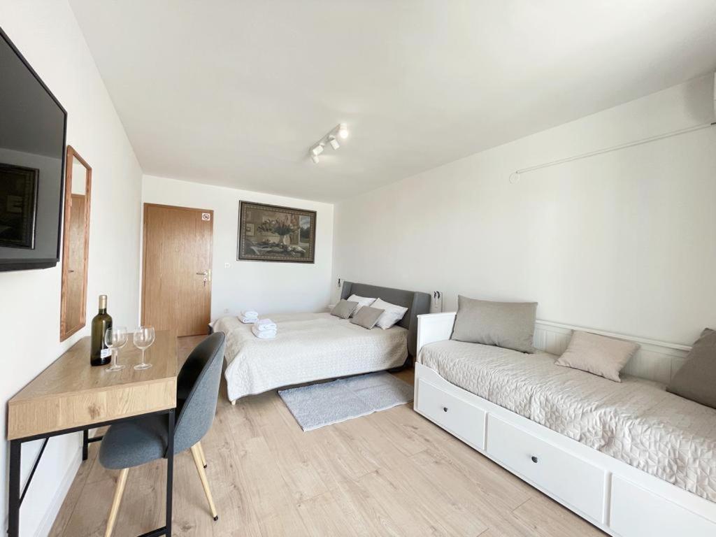 Caramel Comforts With Sea View In Stinjan Only 300 M From The Beach, Free Parking Appartamento