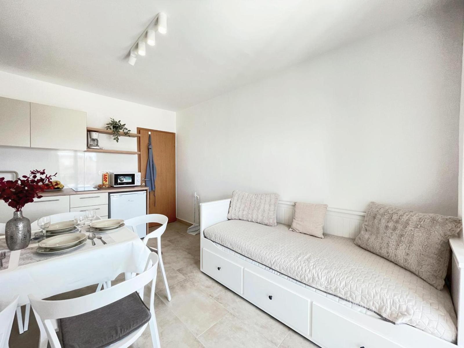 Caramel Comforts With Sea View In Stinjan Only 300 M From The Beach, Free Parking Pola