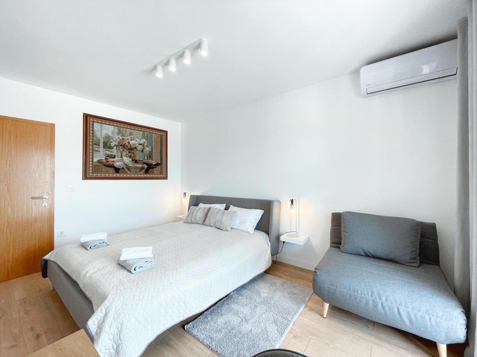 Caramel Comforts With Sea View In Stinjan Only 300 M From The Beach, Free Parking Apartmán Pula