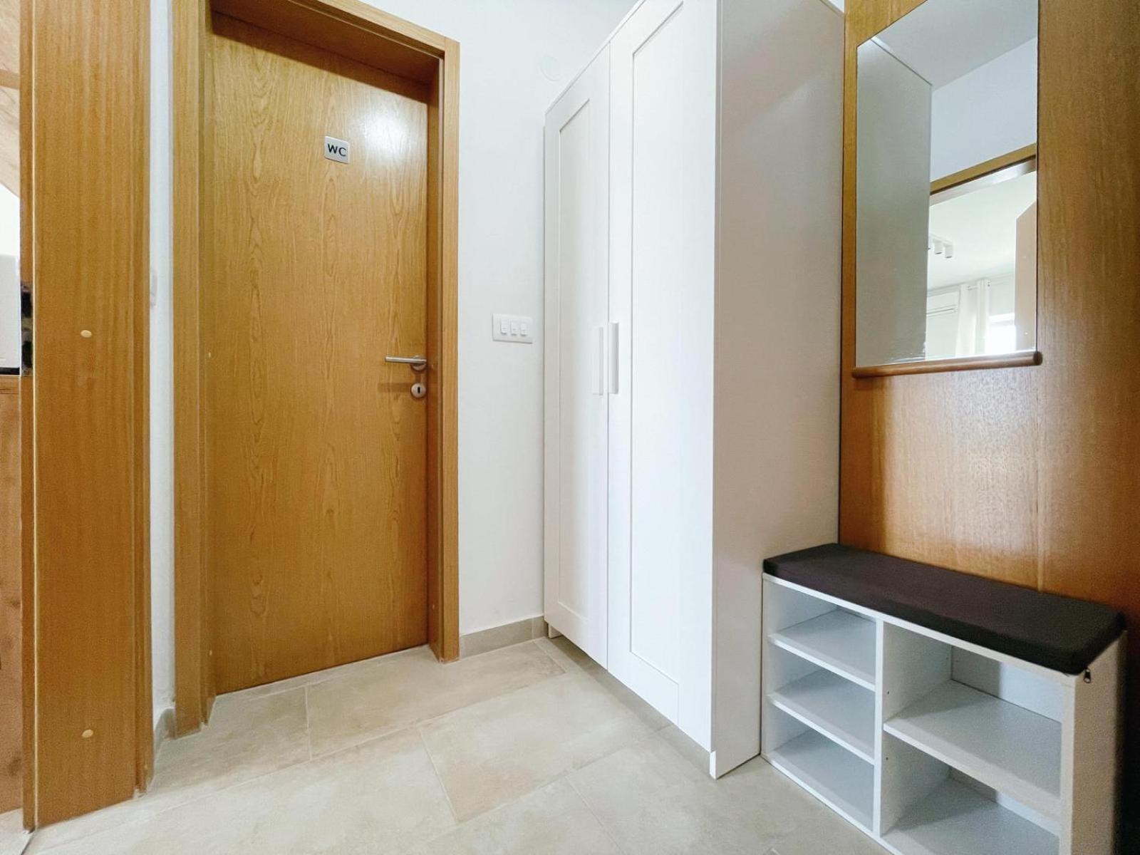 Caramel Comforts With Sea View In Stinjan Only 300 M From The Beach, Free Parking Appartamento