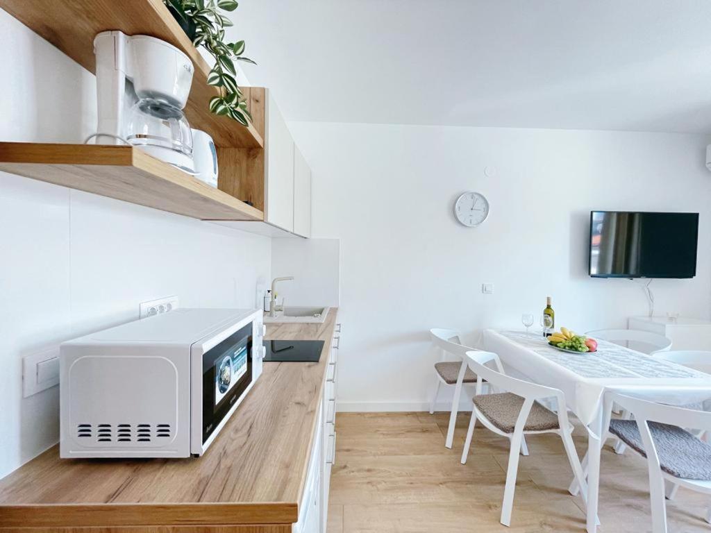 Apartmán Caramel Comforts With Sea View In Stinjan Only 300 M From The Beach, Free Parking