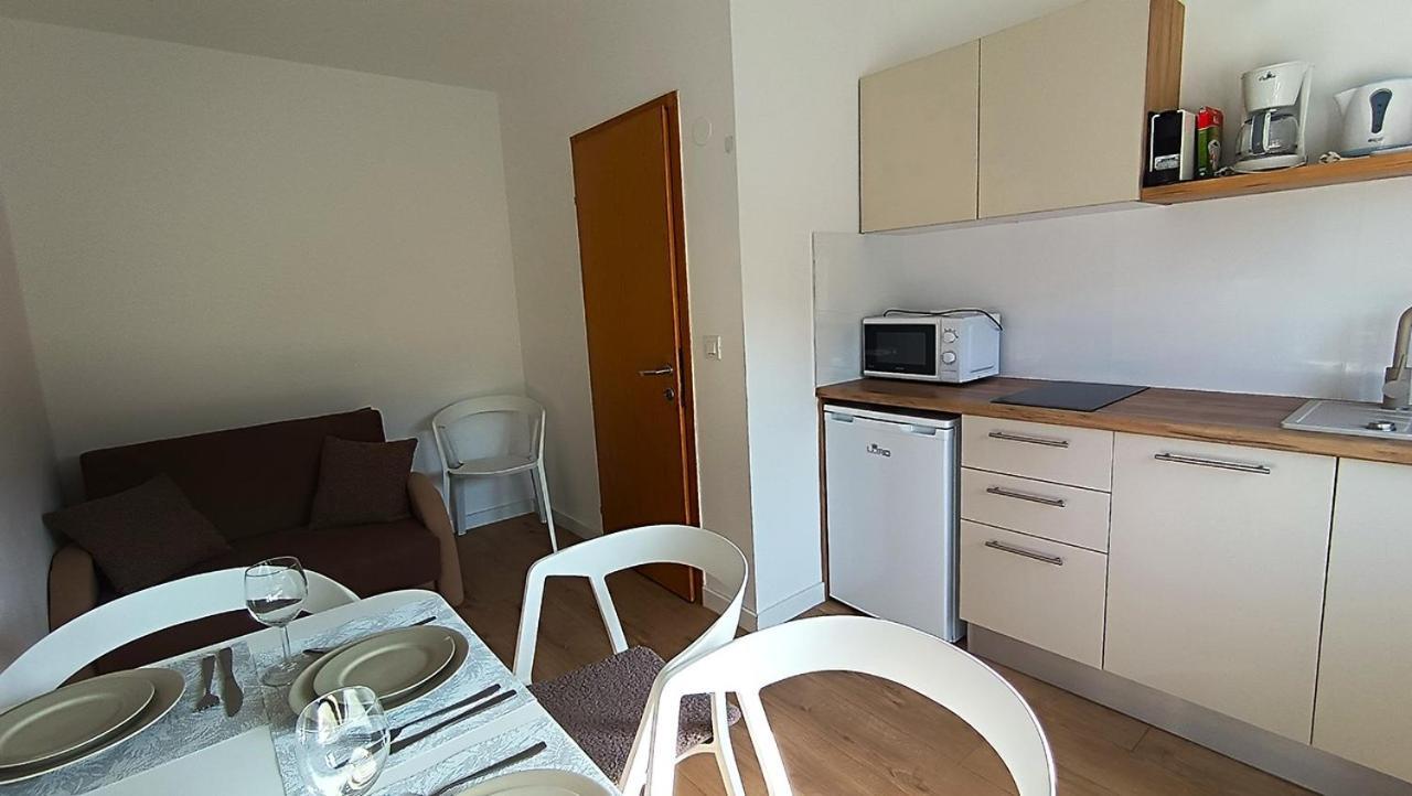 Caramel Comforts With Sea View In Stinjan Only 300 M From The Beach, Free Parking Pola